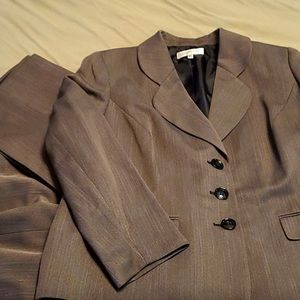 Like new! Beautiful Evan-Picone 2pc. Pants Suit, Beige.